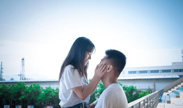 度假的时尚女孩