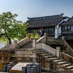 离石公安：关于征集砸车玻璃盗窃案受害者线索通告