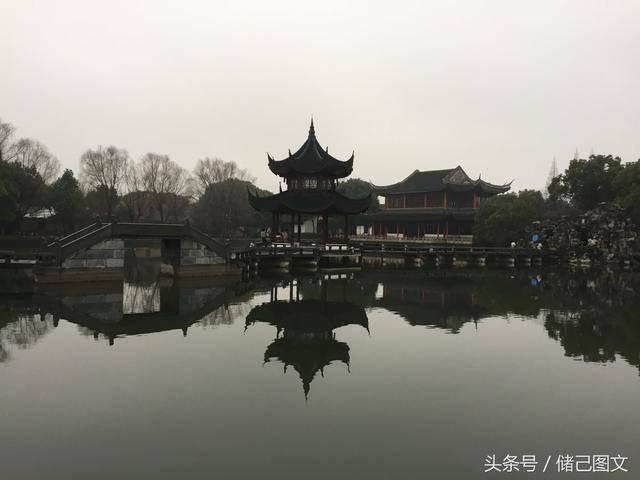 逃离违建房屋